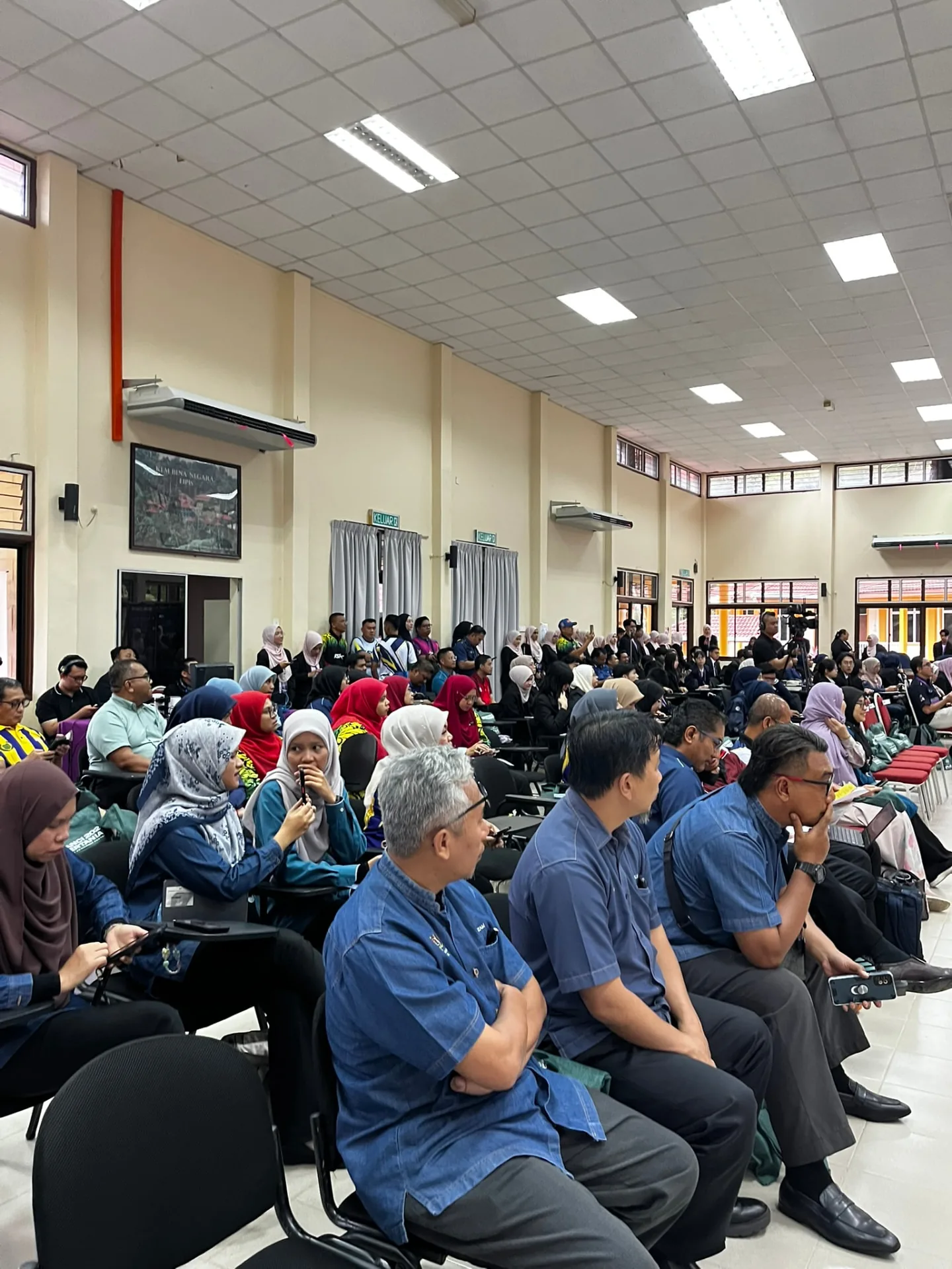 Participants and mentors filling the hall